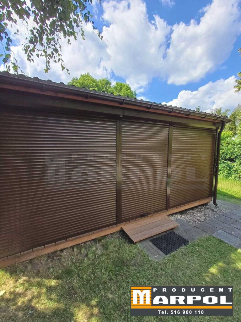 zabudowa tarasu roletami zewnętrznymi jasny brąz