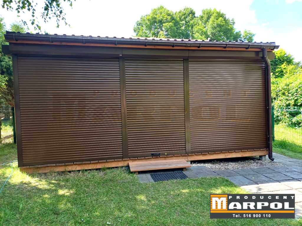 zabudowa tarasu roletami zewnętrznymi jasny brąz