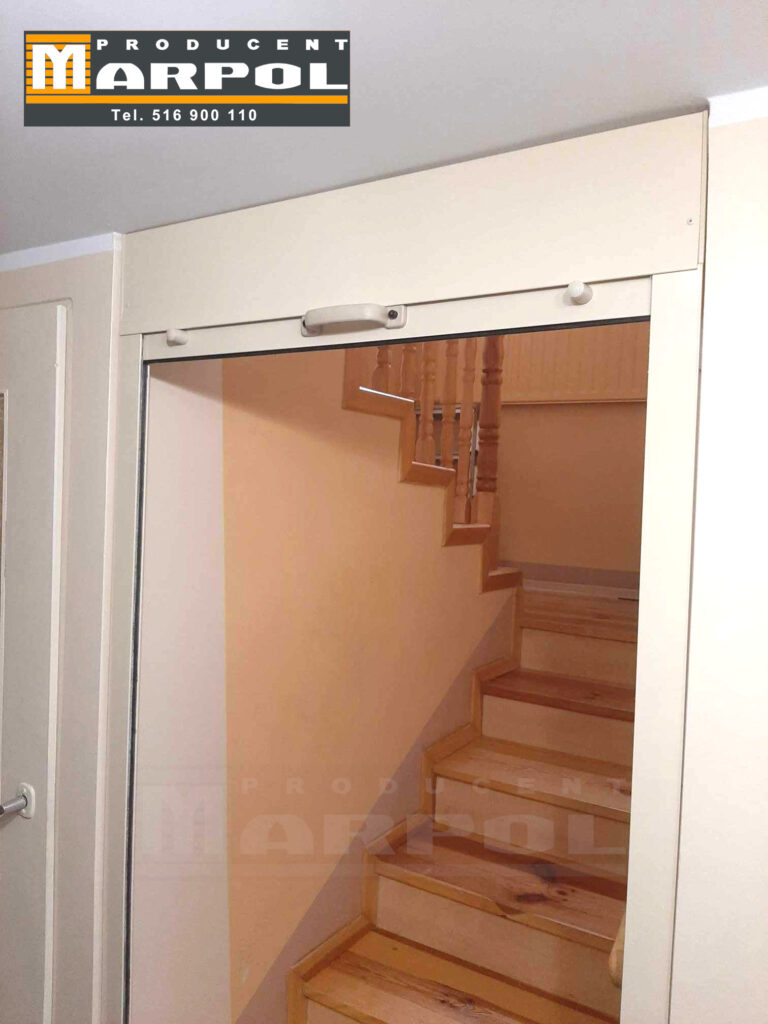 roleta zamontowana w świetle otworu wejścia na klatkę schodową