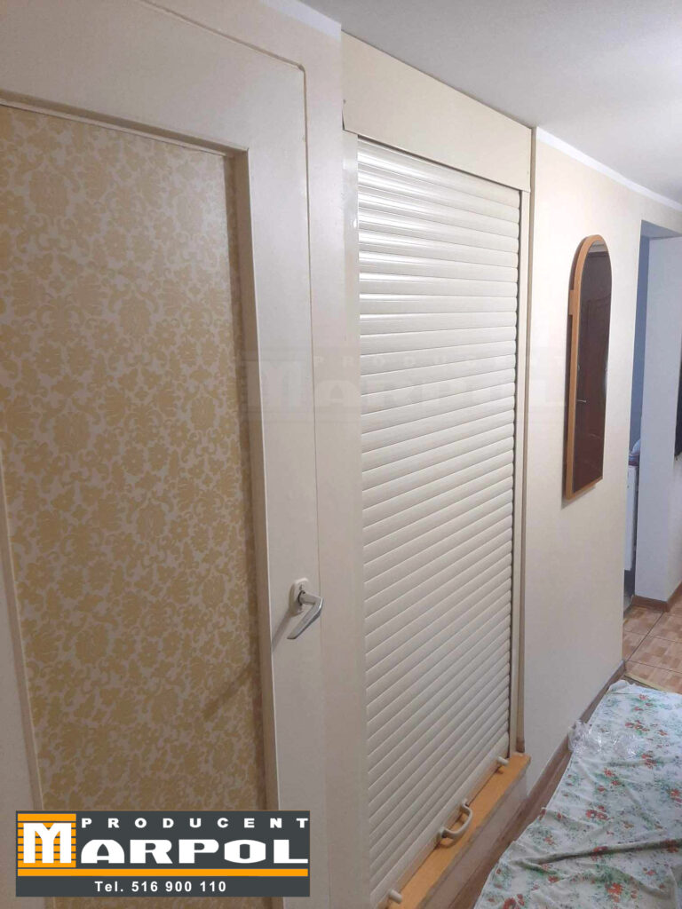 roleta zamontowana w świetle otworu wejścia na klatkę schodową