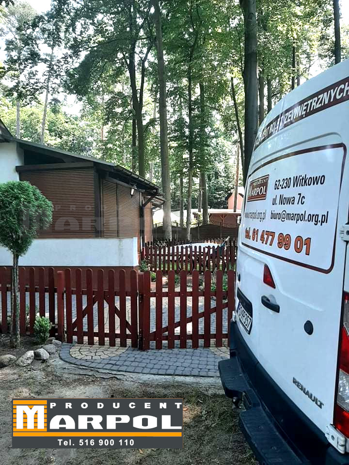 zabudowa tarasu roletami zewnętrznymi kolor skrzynki ciemny brąz pancerz kolor orzech