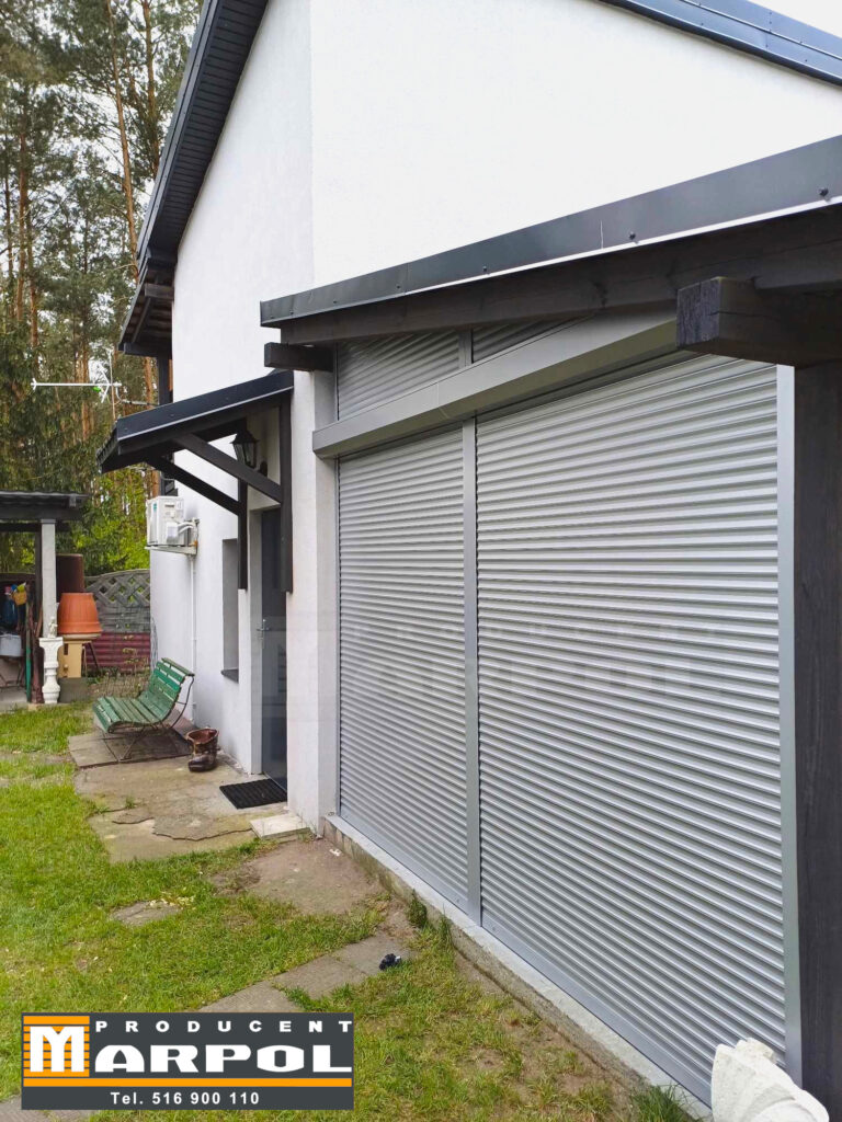 zabudowa tarasu roletami zewnętrznymi kolor srebrny wraz z zabudową stała nad roletą