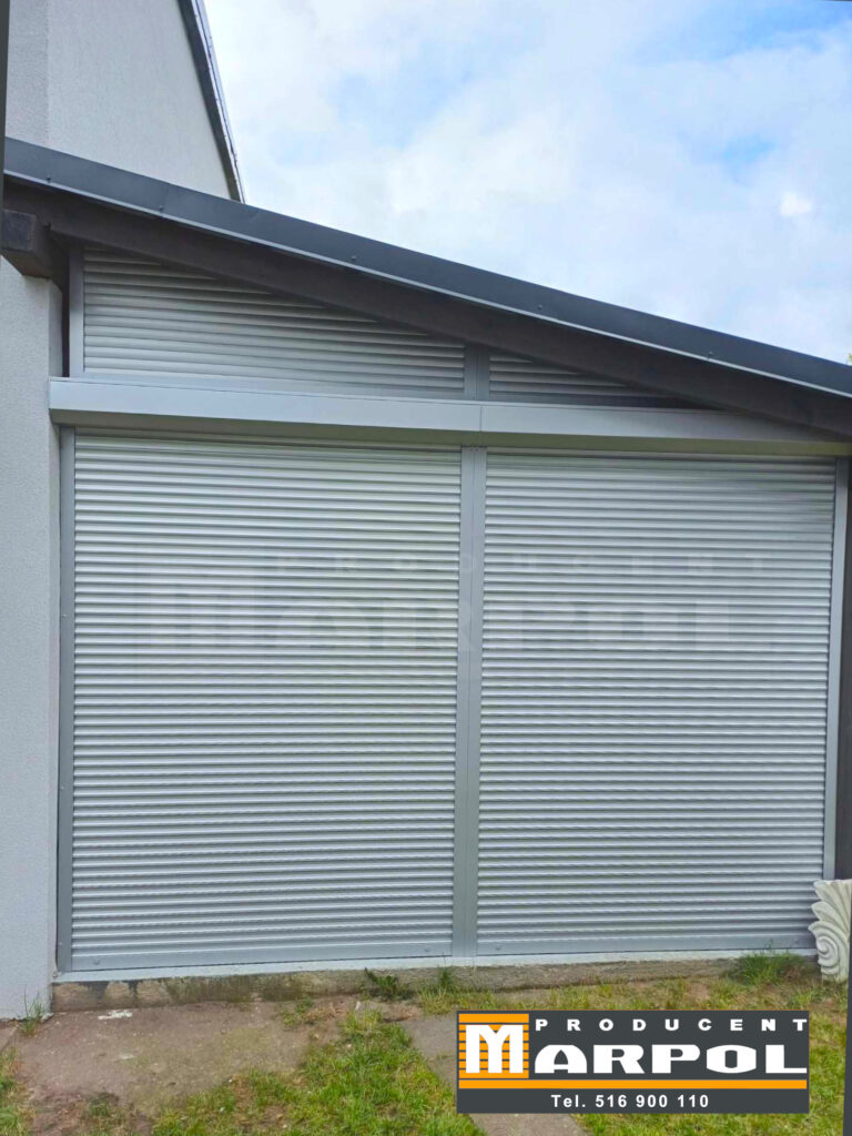 zabudowa tarasu roletami zewnętrznymi kolor srebrny wraz z zabudową stała nad roletą
