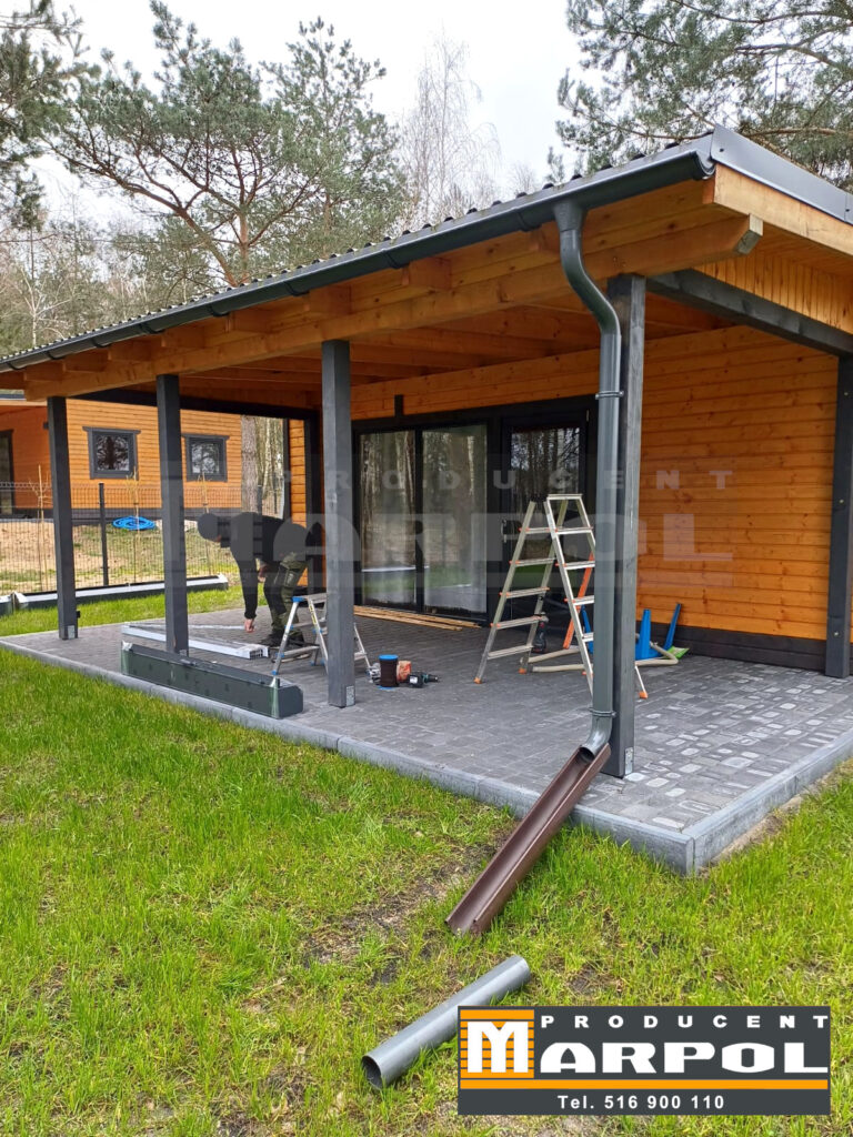 zabudowa tarasu roletami zewnętrznymi kolor antracyt