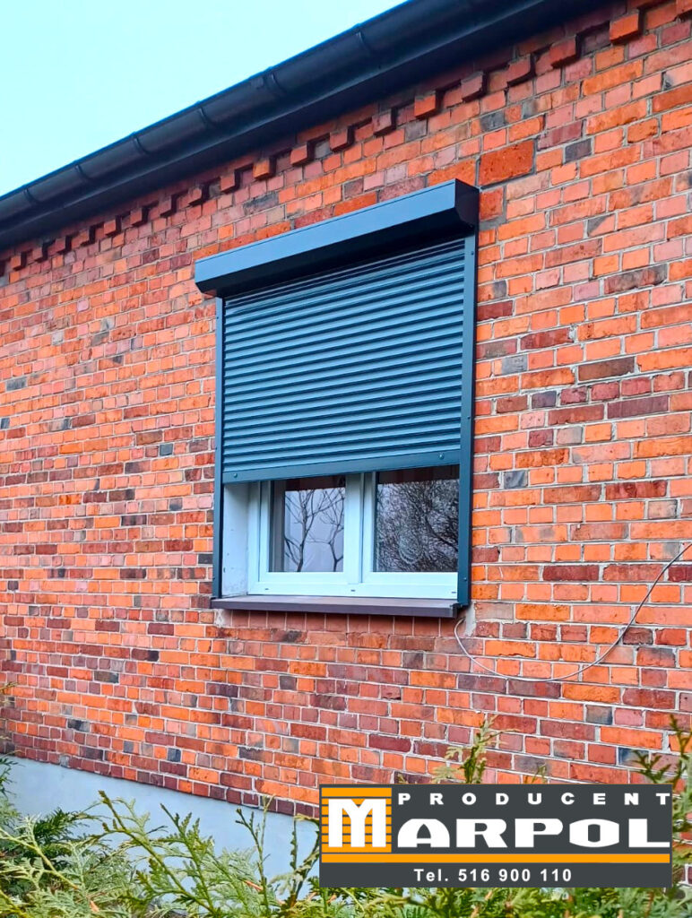 roleta na murowa antracytowa na cegle