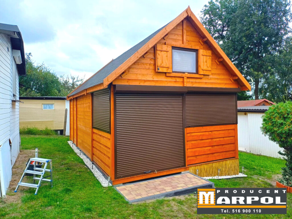 zabudowa tarasu roletami zewnętrznymi jasny brąz