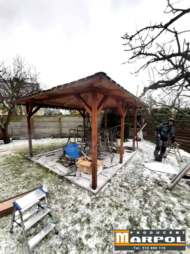 zabudowa antresoli roletami zewnętrznymi kolor winchester