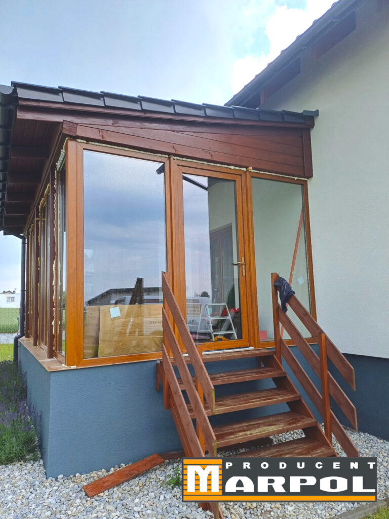 zabudowa tarasu oknami i roletami