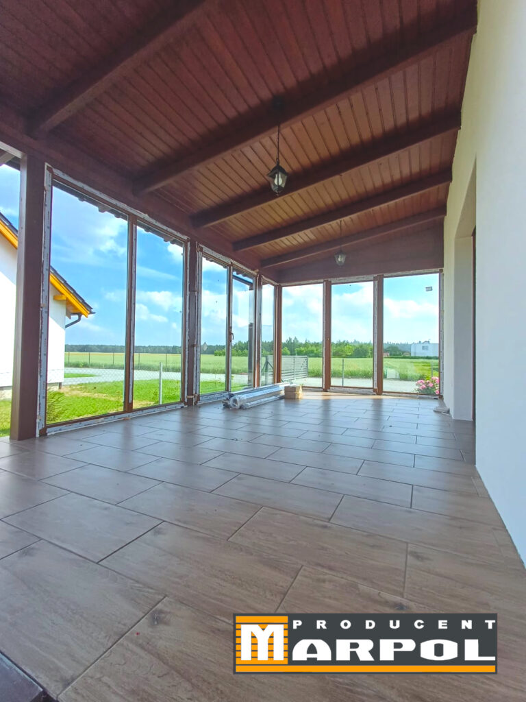 zabudowa tarasu oknami i roletami