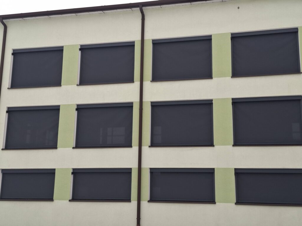 realizacja inwestycji rolety screen zip dla Szkoły Podstawowej w Rybnie.