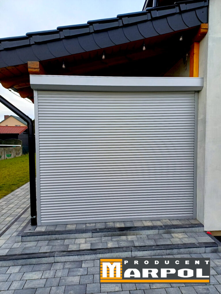 zabudowa tarasu roletami zewnętrznymi kolor srebrny