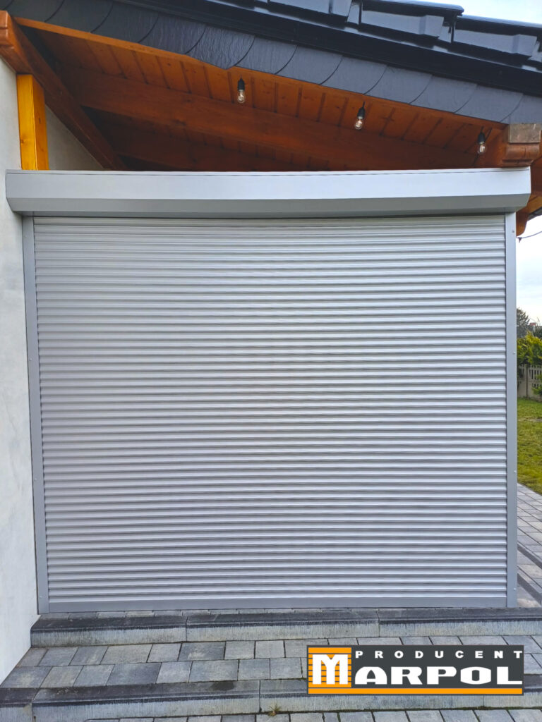 zabudowa tarasu roletami zewnętrznymi kolor srebrny