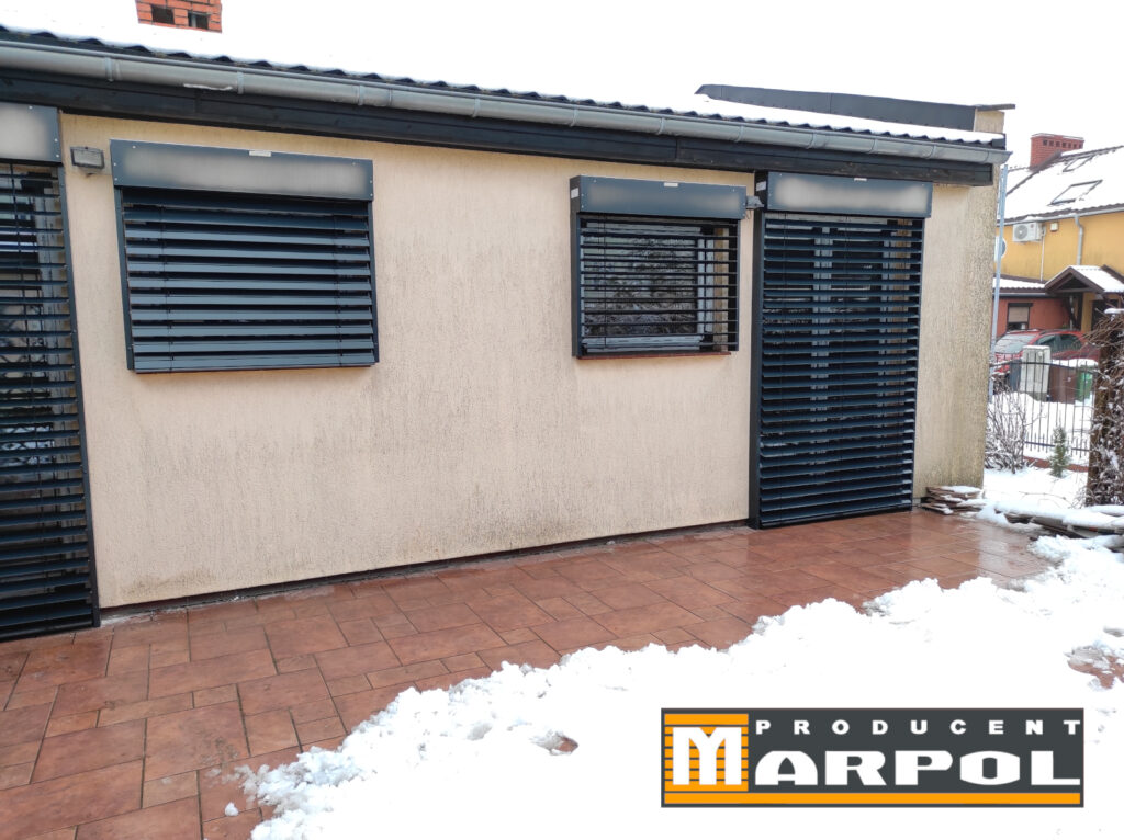 żaluzje fasadowe przed termomodernizacją budynku mieszkalnego