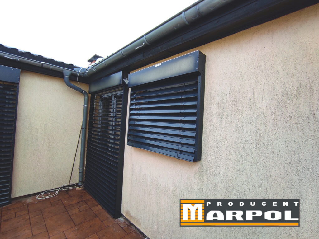 żaluzje fasadowe przed termomodernizacją budynku mieszkalnego 2