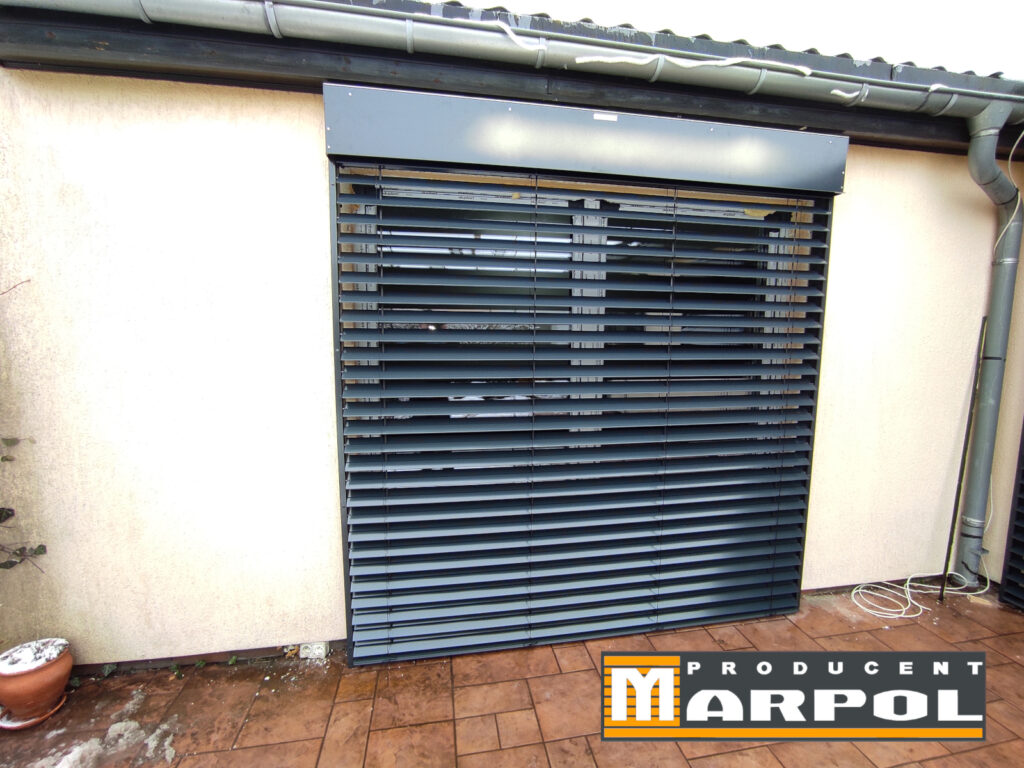 żaluzje fasadowe przed termomodernizacją budynku mieszkalnego 3