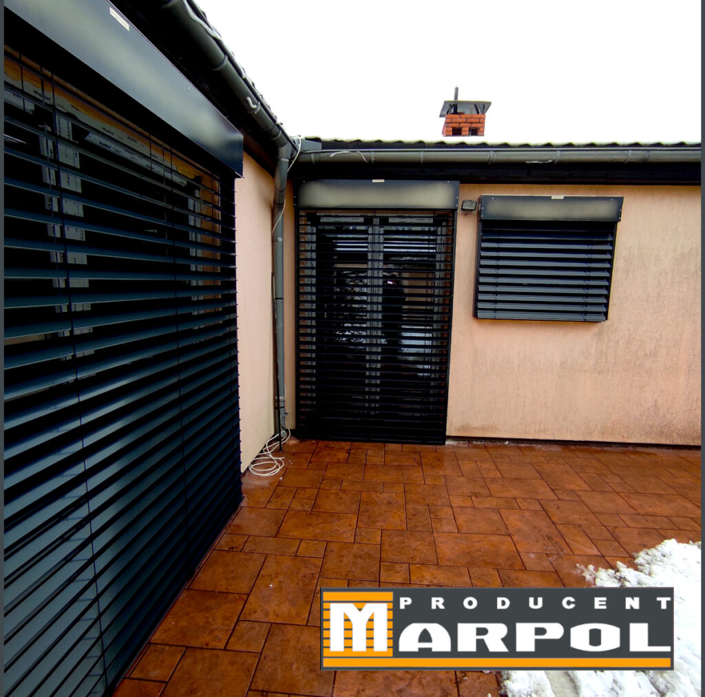 żaluzje fasadowe przed termomodernizacją budynku mieszkalnego 4